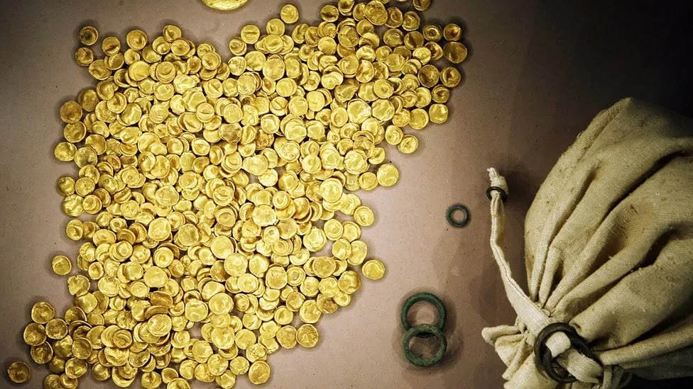 Τα κλεμμένα χρυσά νομίσματα είχαν ανακαλυφθεί κοντά στο Manching το 1999 και πιστεύεται ότι χρονολογούνται από τον 1o αιώνα π.Χ.