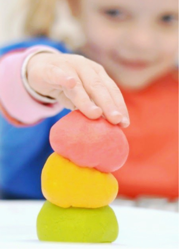 Make play dough for kids using marshmallows!  #marshmallowplaydough #tastesafeplaydough #playdoughrecipe #playdoughactivities #growingajeweledrose