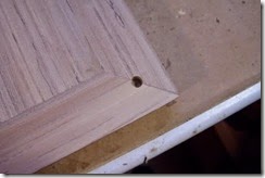 detalle del taladro en el tablero para unir y encolar las patas