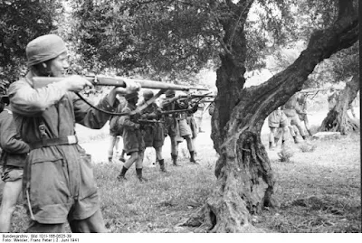 Bundesarchiv_Bild_101I-166-0525-39,_Kreta,_Kondomari,_Erschießung_von_Zivilisten