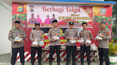 Polres Morowali Bagikan Takjil Gratis Sambil Sosialisasi Tertib Berlalulintas