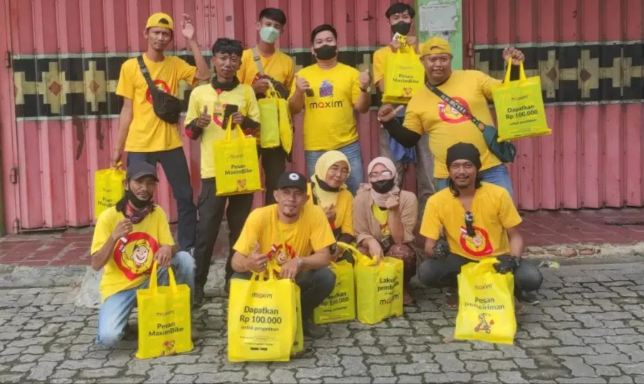 Berbagi Kebaikan di Bulan Suci Ramadan: Maxim Bagikan Takjil Kepada Masyarakat Kota Bandar Lampung