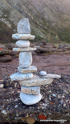 piedras en equilibrio, playa de Aizkorri, stone balancing, land art, Planeta Bilbao