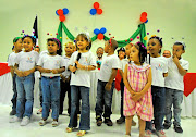 Niños y niñas agradecieron cantando las atenciones que reciben. (infantes)