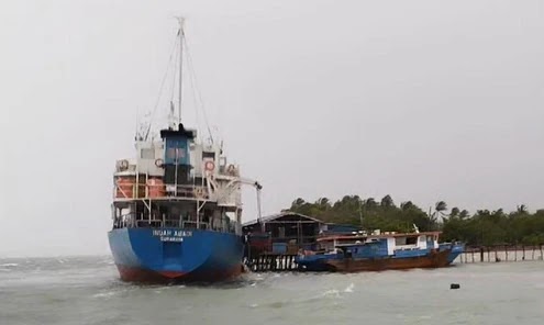Nyaris Tabrak Bengkel, Kapal Tanker Gegerkan Warga Sei Enam