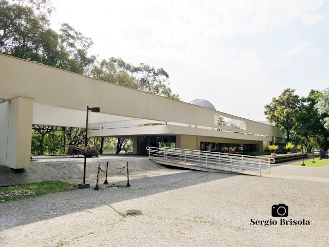 Vista ampla do edifício da Escola Municipal de Astrofísica (EMA) no Parque Ibirapuera