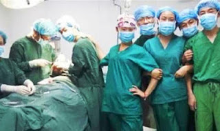 Foto selfie dokter dan tim medis saat operasi pasien di tiongkok