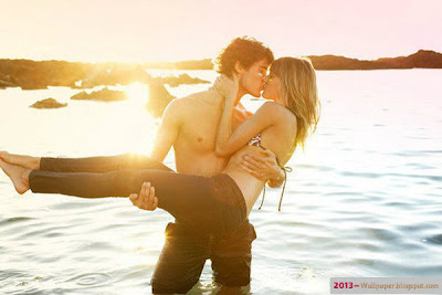 Kissing-young-romantic-couple-kiss-lift-girl-hug-sunset-in-water