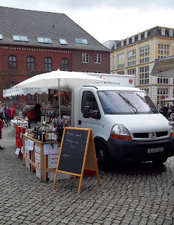 Tiroler Bauernstandl auf dem Greifswalder Wochenmarkt.