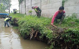 Satgas Citarum Sektor 4 Bersihkan Rumput dan Sampah di Sungai Cidawolong  Snak Sungai Citarum di Kp Cidawolong RT.02,RW.05 Desa Biru Kec. Majalaya