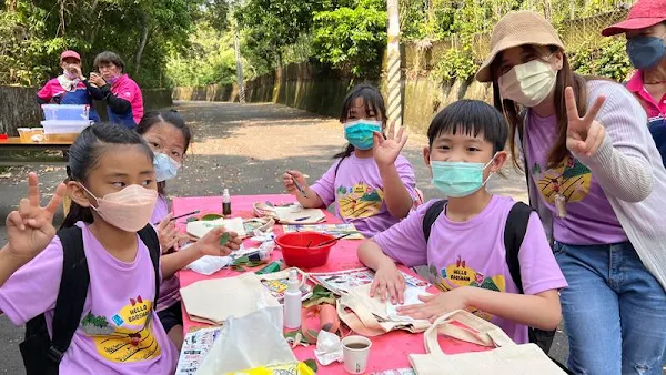 ▲彰化文德國小、寶山國小學童動手葉子拓印。（圖／文德國小提供）