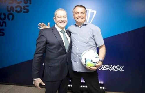 Bolsonaro diz que está trabalhando para realizar a Copa América no país