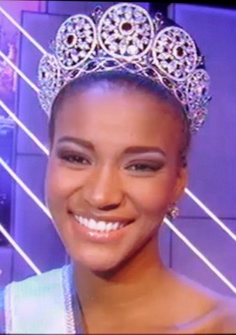 Ximena Navarrete of Mexico crowned her successor Leila Lopes of Angola