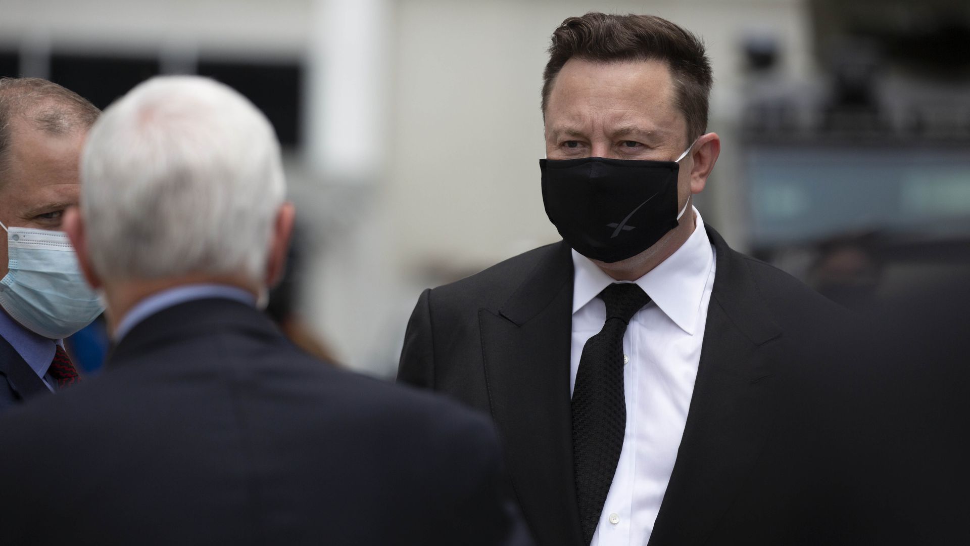 Elon Musk con una mascarilla