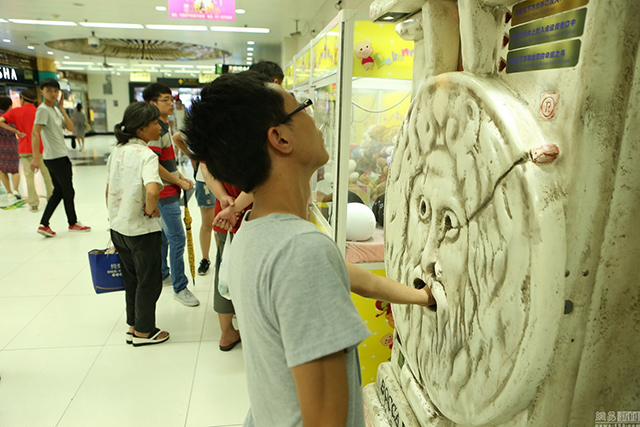 Kebetulan berada di Shanghai dan ingin menyelidiki budaya palmistri? Sebuah mesin yang sangat sah di Station Square Rakyat akan membaca telapak tangan Anda dan memberitahu Anda keberuntungan Anda.  Yang perlu Anda lakukan adalah memberi makan mesin ini tiga koin dan tongkat tangan Anda ke dalam mulut tampak patung menyenangkan. Tidak, itu tidak akan menggigit, ada panel di mulut dengan kata-kata Latin di atasnya. Dalam kasus Anda penasaran, "vita" berarti hidup, "fortuna" berarti keberuntungan, "amor" berarti cinta dan "Ingenium" berarti bakat.  Setelah itu, ia akan mencetak segala sesuatu yang ada untuk mengetahui tentang masa depan Anda di selembar kertas kecil (bahkan ada grafik di atasnya!).  Bertaruh orang-orang ini berharap mereka telah mendapat nasib mereka baca saat mereka di metro. Tentu saja, ada beberapa hal yang bahkan pembaca sawit Latin kuno tidak bisa memprediksi.