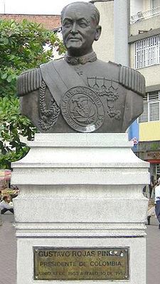 Foto al monumento de Gustavo Rojas Pinilla