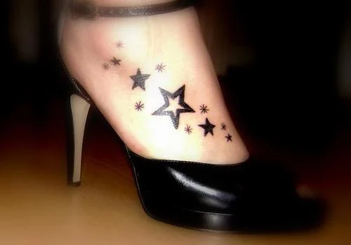 chica con tatuaje de estrella, el tatuaje es elegante