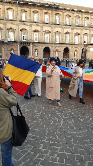Marisa Laurito sventola la bandiera della Repubblica Napoletana-"giacobina"