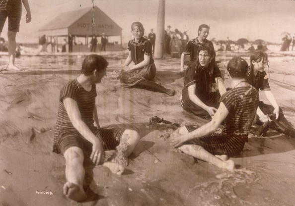 Hommes et femmes à la plage, 1898