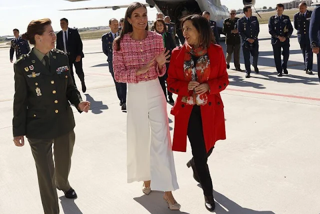 Queen Letizia wore a new pink tweed jacket by Mirto, The Queen wore white trousers by Mirto.