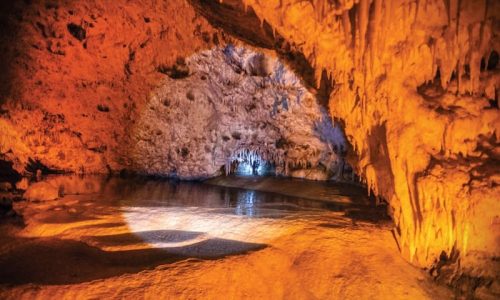 Άτυχη στάθηκε τουρίστρια η οποία μαζί με την οικογένειά της επισκεπτόταν το Σπήλαιο Περάματος. Στο πρώτο στάδιο της ξενάγησης, ένα παραπάτημα είχε ως αποτέλεσμα να στραμπούληγμα του αστραγάλου.