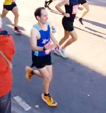 Chris Edwin running a marathon while juggling three beanbags