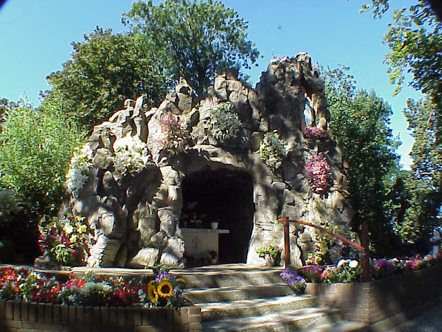 Lourdes Grotto replica, Noordeinde (NL), photo by Robert van der Kroft, Sony Mavica Floppy Disk Digital Camera