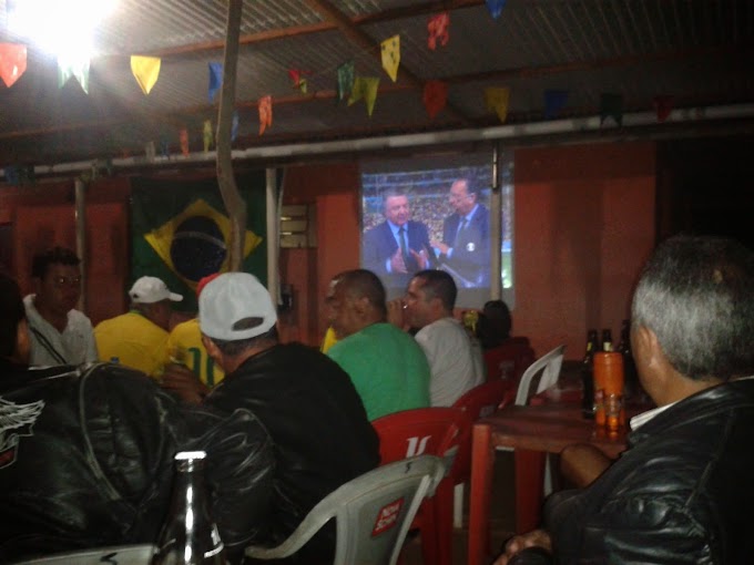 Gilvan Pereira e amigos assistem jogo em churrascaria