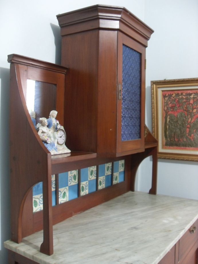 BARANG ANTIK LUKITO Lemari Dapur Tegel  Keramik 