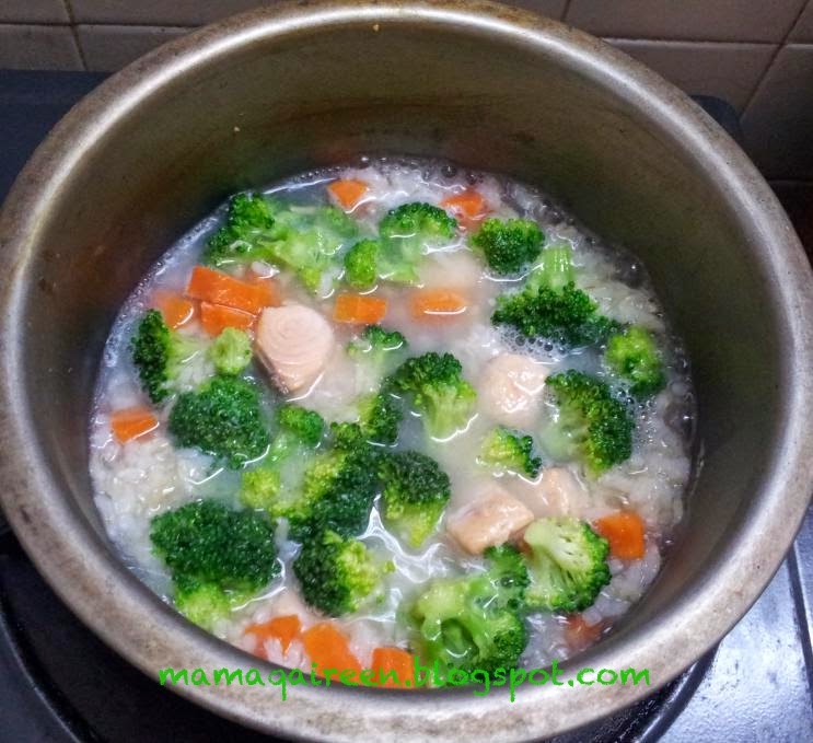 Resepi Bubur Nasi Bersama Salmon + Brokoli + Carrot