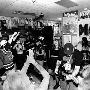 Strawberry Moon nos conquista com punk rock arrebatador; OUÇA!