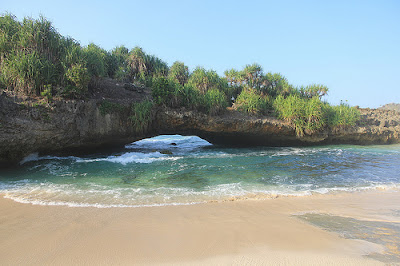  Pantai Di Pacitan Jawa Timur yang Harus Anda Kunjungi Inilah 8 Pantai Di Pacitan Jawa Timur yang Harus Anda Kunjungi