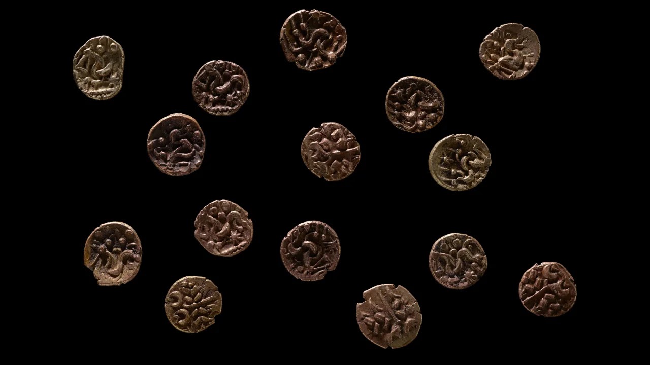 Το περίτεχνο σχέδιο των χρυσών νομισμάτων προέρχεται από αυτά του Φιλίππου Β', ο οποίος κυβέρνησε το αρχαίο βασίλειο της Μακεδονίας από το 359 π.Χ. έως το 336 π.Χ. [Credit: Amgueddfa Cymru/Museum Wales]