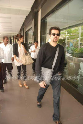 Anil kapoor and her daughter Sonam Kapoor at Mumbai airpot. 