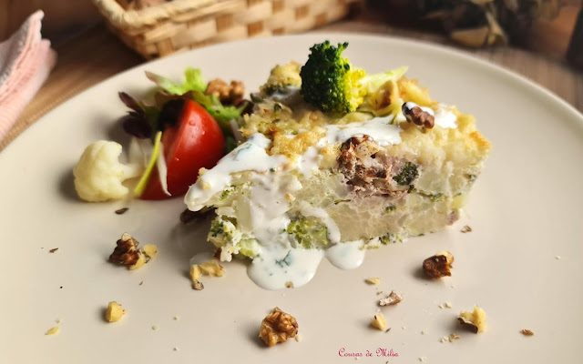 Pastel de brocoli y coliflor con queso de cabra, nueces y salsa de yogur