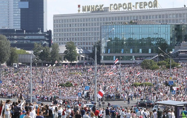 На мітинг в Мінську вийшли десятки тисяч людей