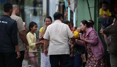 Ditengok Prabowo Saat Banjir, Warga: Sampai Dua Hari Gak Hilang Senangnya!