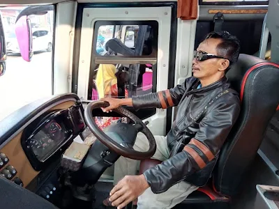 Bus, dan transportasi umum lainnya