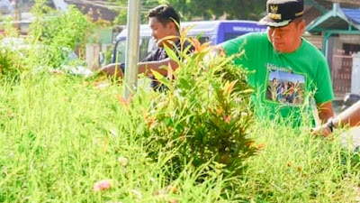 Gandeng Pejabat dan ASN, Pj Walikota Bima Bersih Bersih Halaman Masjid Agung Al-Muwahiddin