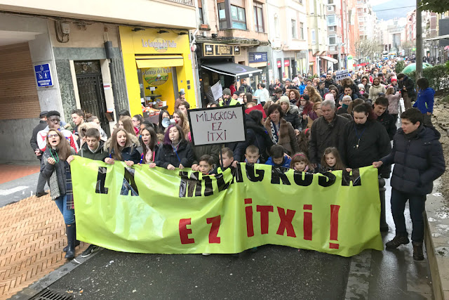 Manifestación contra el cierre del colegio La Milagrosa