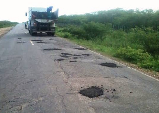 Governo do Estado atende reivindicação e realiza tapa buraco entre as cidades de Passa e Fica e São José de Campestre na região agreste