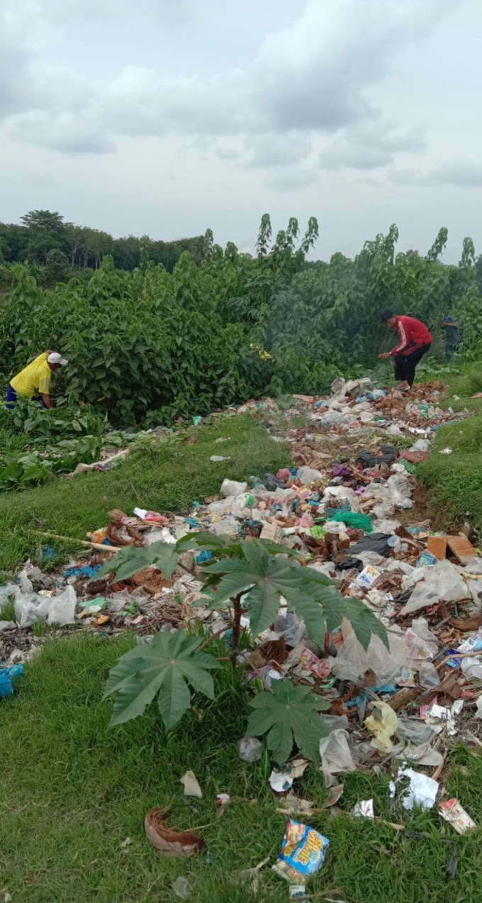 Payuputat, Jumat 01 Desember 2023 Kegiatan gotong royong di pinggir pantai kelurahan Payuputat yg di hadiri langsung bapak lurah kelurahan payuputat beserta seluruh staf nya, ketua RT RW , linmas , dan warga lainnya.