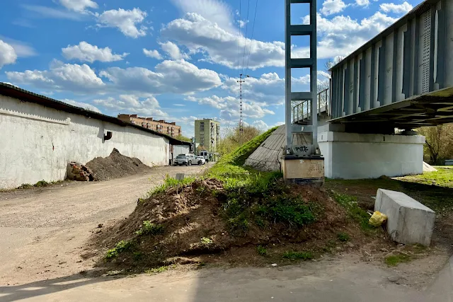 улица Коновалова, дворы, путепровод железнодорожной ветки Перово-Бойня над Горьковским направлением Московской железной дороги