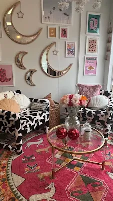 O maximalismo é mais do que uma tendência de decoração, é uma celebração do estilo individual e da exuberância. Se você é daqueles que acredita que mais é mais, então o maximalismo é para você. Hoje, vamos compartilhar cinco ideias de decoração para transformar seu espaço em um verdadeiro paraíso maximalista.