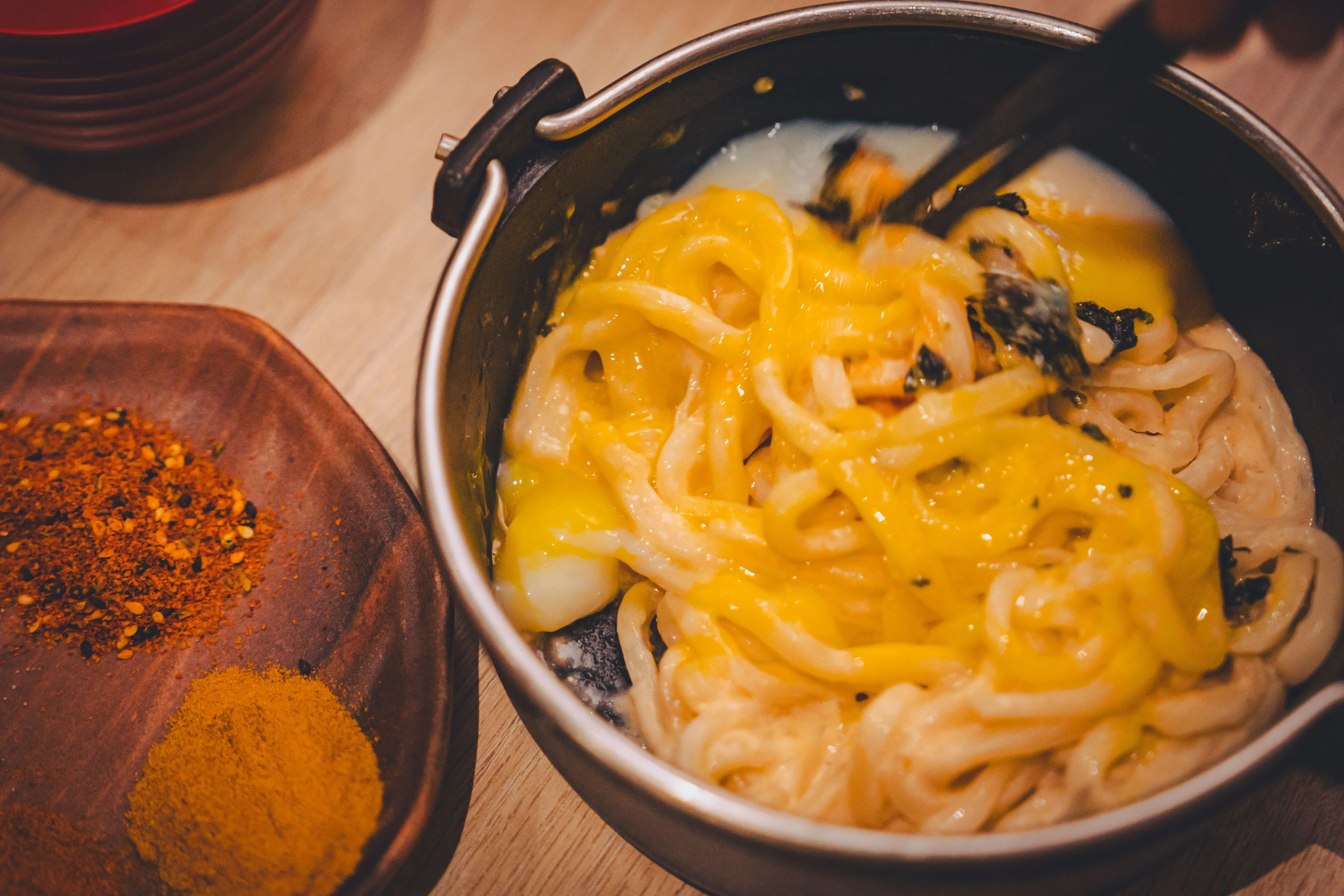 《台南｜中西》隼次燒鳥居食處 ，深夜丼飯串燒新選擇，不論小酌放鬆或是想吃飽來這都能搞定！