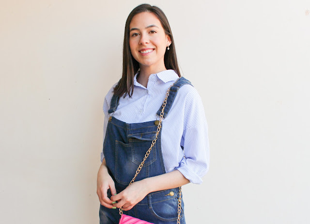 Look: Camisa e jardineira jeans!