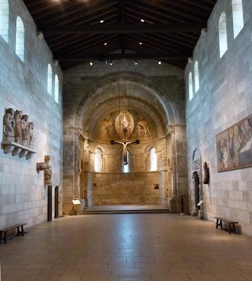 ROMÁNICO EN NUEVA YORK. THE CLOISTERS MET. Ábside de San Martín de Fuentidueña. Vista nave