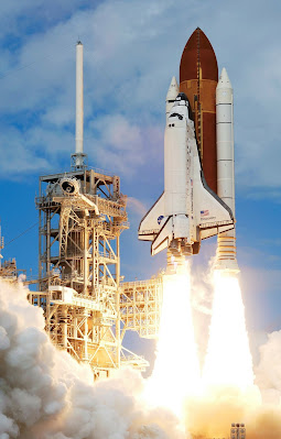 Los trasbordadores espaciales son naves espaciales reutilizables que despegan como cohetes y aterrizan como aviones.