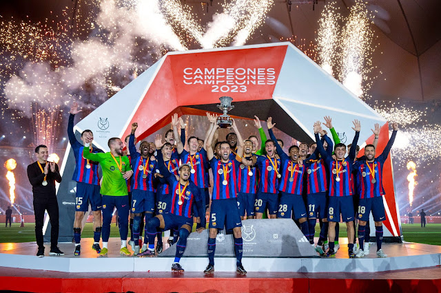 F. C. BARCELONA. Temporada 2022-23. Los jugadores del Barcelona celebran el triunfo en la Supercopa de España. Es su 14º título. REAL MADRID 1 F. C. BARCELONA 3 Domingo 15/01/2023, 20:00 horas. XXXIX Supercopa de España, final. Riad, Arabia Saudí, estadio Internacional Rey Fahd: 57.340 espectadores. GOLES: ⚽0-1: 33’, Gavi. ⚽0-2: 45’, Robert Levandovski. ⚽0-3: 69’, Pedri. ⚽1-3: 90+3’, Karim Benzema.