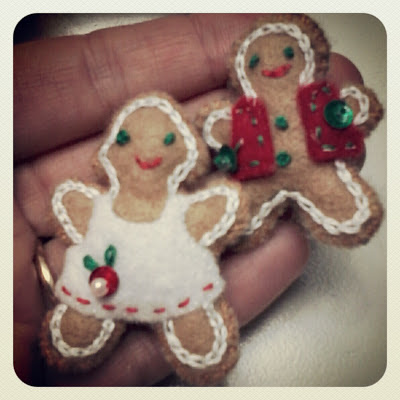 felt gingerbread boy and girl via foobella.blogspot.com